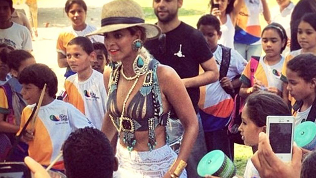 Beyoncé visita uma escola municipal em Trancoso, na Bahia