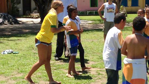 Beyoncé bate bola com crianças de uma escola municipal em Trancoso, na Bahia