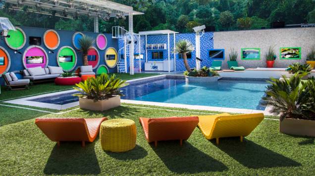 O colorido da casa se estende à área externa, impresso nos muros e nos móveis da piscina<br><br>