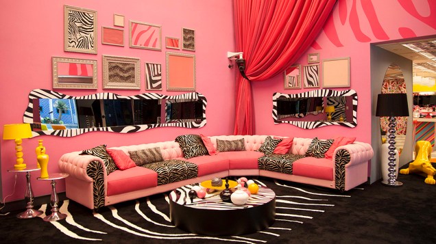 Na sala do BBB14, o destaque vai para a cor rosa nas paredes, móveis e cortina<br><br>