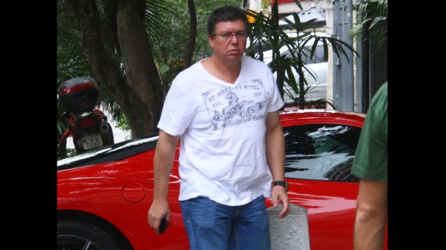 Boninho chega com sua Ferrari para festa em Ipanema