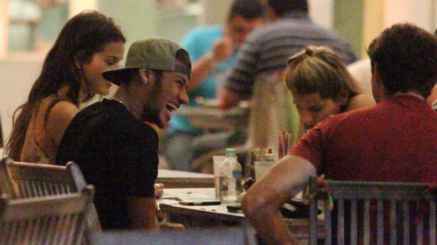 Neymar e Bruna Marquezine em um restaurante, no Rio