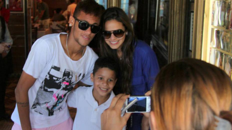 Neymar e Bruna Marquezine em um restaurante, no Rio