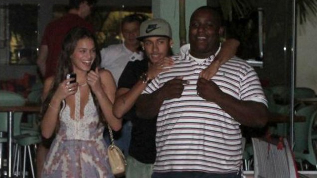 Neymar e Bruna Marquezine em um restaurante, no Rio