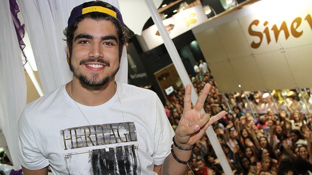 Caio Castro causou tumulto entre as fãs durante sua passagem na Beauty Fair 2013, em São Paulo