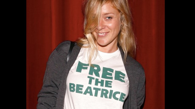 A atriz Chloe Sevigny protesta contra a transformação do bar Beatrice Inn em um restaurante chique, em NY