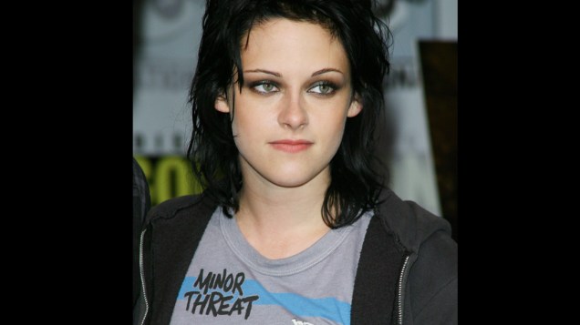 A atriz Kristen Stewart homenageia a banda de hardcore punk Minor Threat