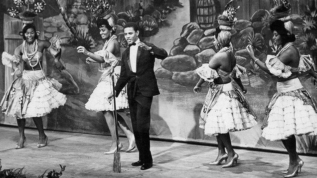 Jair Rodrigues e passistas na cerimônia de entrega do troféu "Roquete Pinto", no teatro Record, em 1964