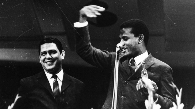 Ary Toledo e Jair Rodrigues durante premiação do Festival de Música Popular Brasileira, da TV Record, em 1968