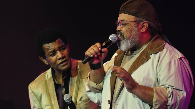 Jair Rodrigues cantando com Jorge Aragão no show em homenagem aos seus 70 anos de idade e 50 anos de carreira, no auditório do Ibirapuera em São Paulo, no ano de 2009