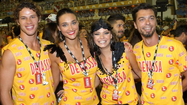 José Loretto, Débora Nascimento, Milena Toscano e o namorado, o empresário Mário Bulhões, curtem o Carnaval de camarote na Sapucaí