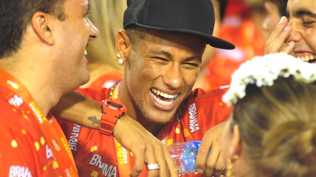 Neymar curte o carnaval no segundo dia de desfiles do Grupo Especial no Rio