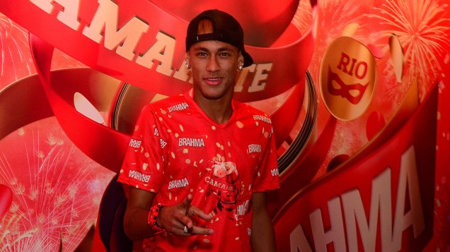 Neymar chega para o segundo dia de desfiles do Grupo Especial do Rio