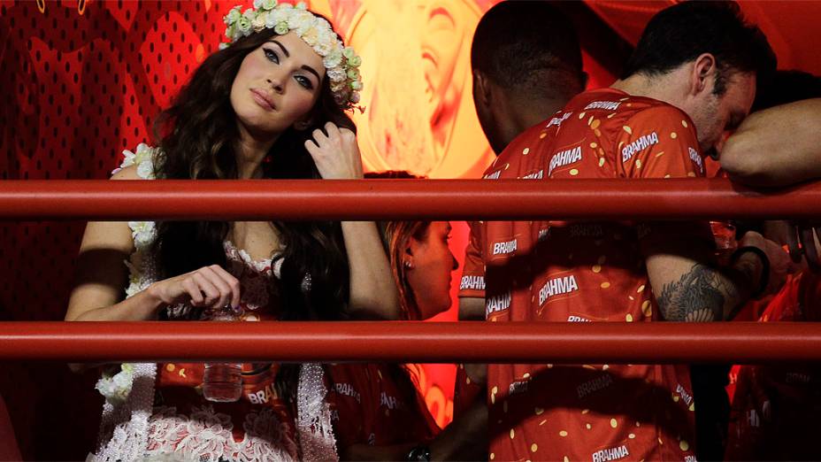 Megan Fox assiste ao desfile do Grupo Especial no Rio