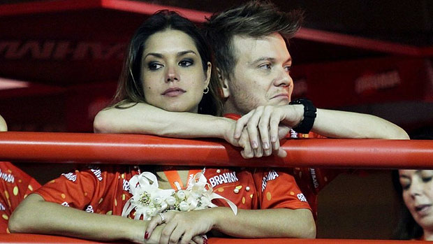 Michel Teló assiste ao segundo dia de desfiles do Grupo Especial do Rio, ao lado de sua namorada Thais Fersoza