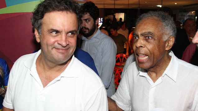 Gilberto Gil recebe Aécio Neves no camarote Expresso 2222 na Barra no Carnaval de Salvador