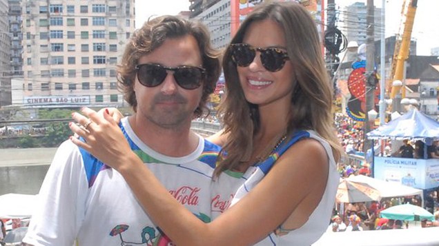 O ator Emílio Orcciolo com sua namorada no bloco Galo da Madrugada no Carnaval de Recife, em 01/03/2014