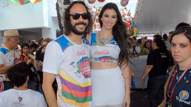 O cantor Gabriel O Pensador e sua namorada Giulia Brito no bloco Galo da Madrugada no Carnaval de Recife, em 29/02/2014