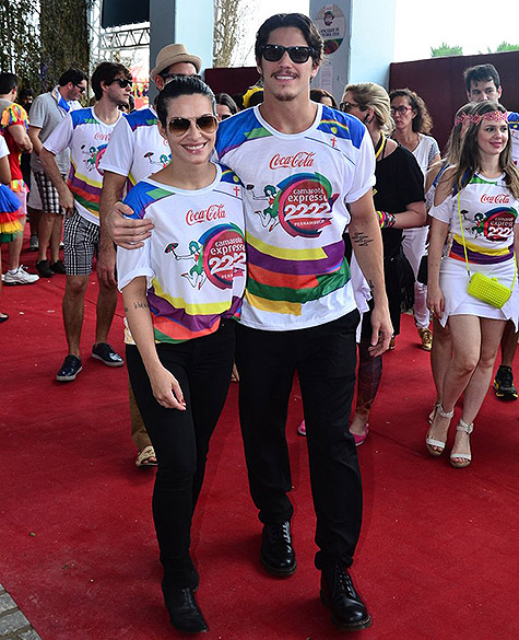 A atriz Cléo Pires e seu namorado Rômulo Arantes no bloco Galo da Madrugada no Carnaval de Recife, em 29/02/2014