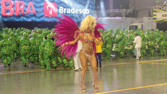 Lívia Andrade desfila com os seios à mostra pela Acadêmicos do Tucuruvi, no Carnaval de São Paulo no Anhembi