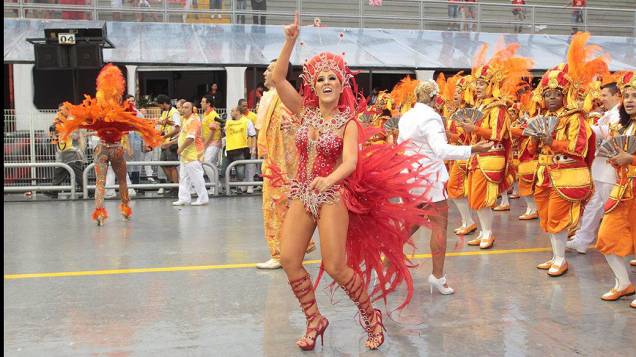 Tânia Oliveira desfila pela Tom Maior, no primeiro dia do Carnaval de São Paulo no Anhembi
