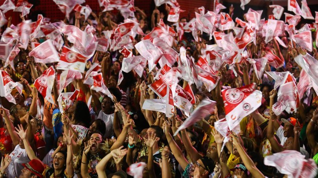 Integrantes da Mocidade Alegre comemoram título de campeã do grupo especial do Carnaval de 2014, em São Paulo