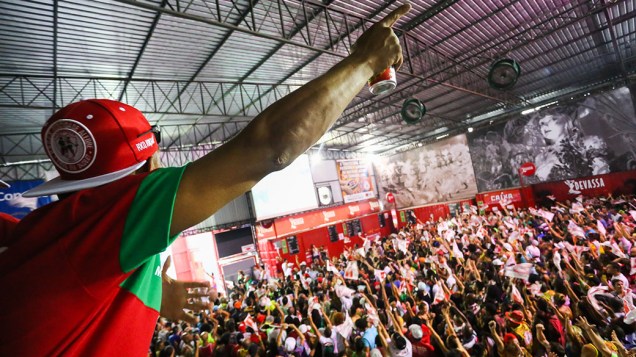 Integrantes da Mocidade Alegre lotam a quadra da agremiação na zona norte de São Paulo nesta terça-feira (4), para comemorar o terceiro título consecutivo do Grupo Especial do Carnaval paulista