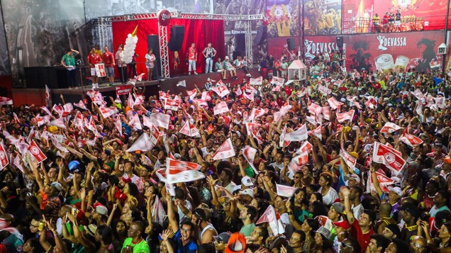 Integrantes da Mocidade Alegre lotam a quadra da agremiação na zona norte de São Paulo, para comemorar o terceiro título consecutivo do Grupo Especial do Carnaval paulista