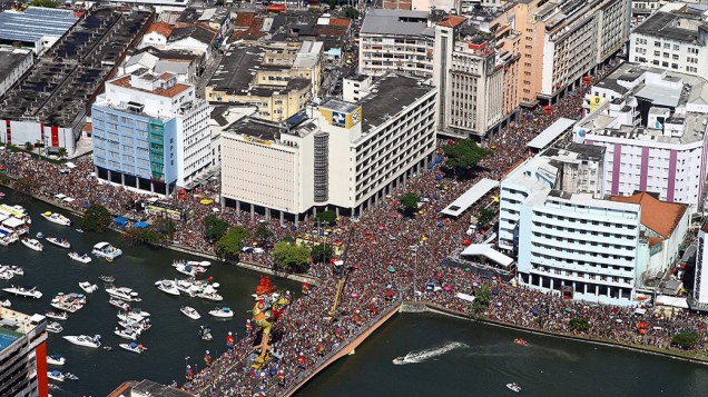 Foliões lotam as ruas de Recife no bloco Galo da Madrugada, em 01/03/2014