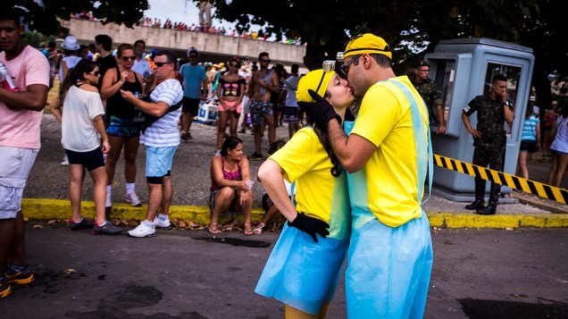 Foliões se beijam durante o bloco Bangalafumenga no Aterro do Flamengo, no Rio