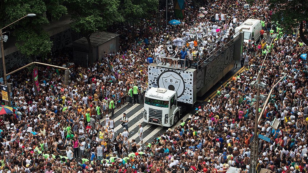 Bloco 'Cordão da Bola Preta' reuniu 1,3 milhões de pessoas no centro do Rio. Criminosos se infiltram na multidão