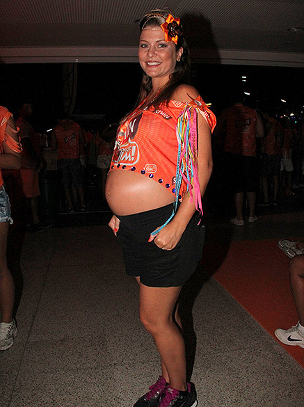 Mesmo grávida Bárbara Borges curte o Carnaval de Salvador, em 01/03/2014