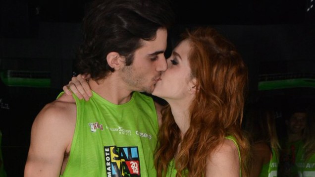 Sophia Abrahão beija Fiuk durante o Carnaval de Salvador, em 02/03/2014