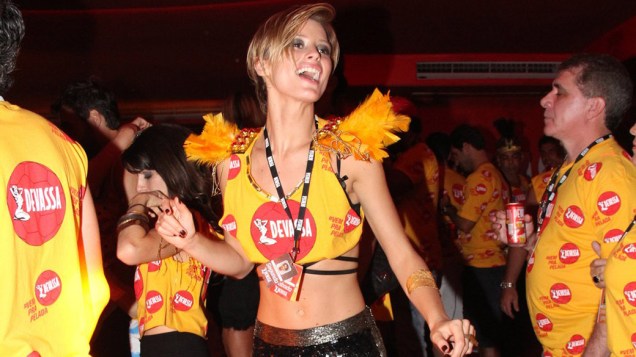 Modelo Flávia Lucini se diverte no camarote no primeiro dia do carnaval na Sapucaí, no RIo