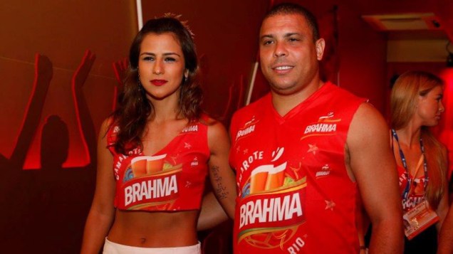 Ronaldo e sua namorada Paula Morais chegam para o primeiro dia de desfiles na Sapucaí, no Rio