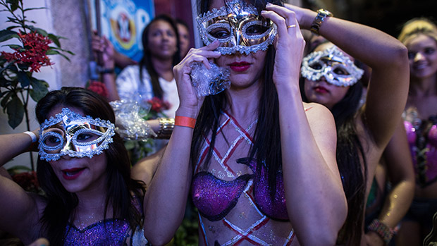 Foliãs ajeitam as máscaras no bloco Banda da Rua do Mercado