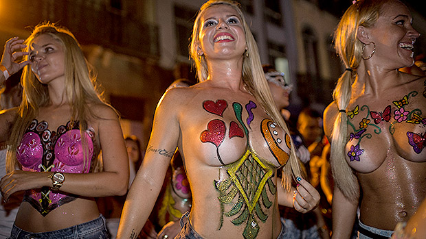 Foliãs fazem topless durante o bloco Banda da Rua do Mercado, no Rio em 27/02/2014