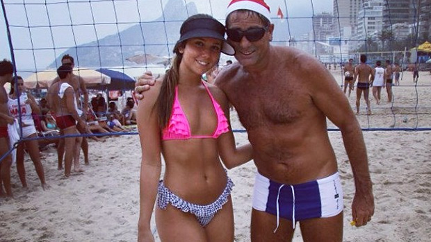 Carol Portaluppi tira foto na praia com o pai, Renato Gaúcho, no Rio
