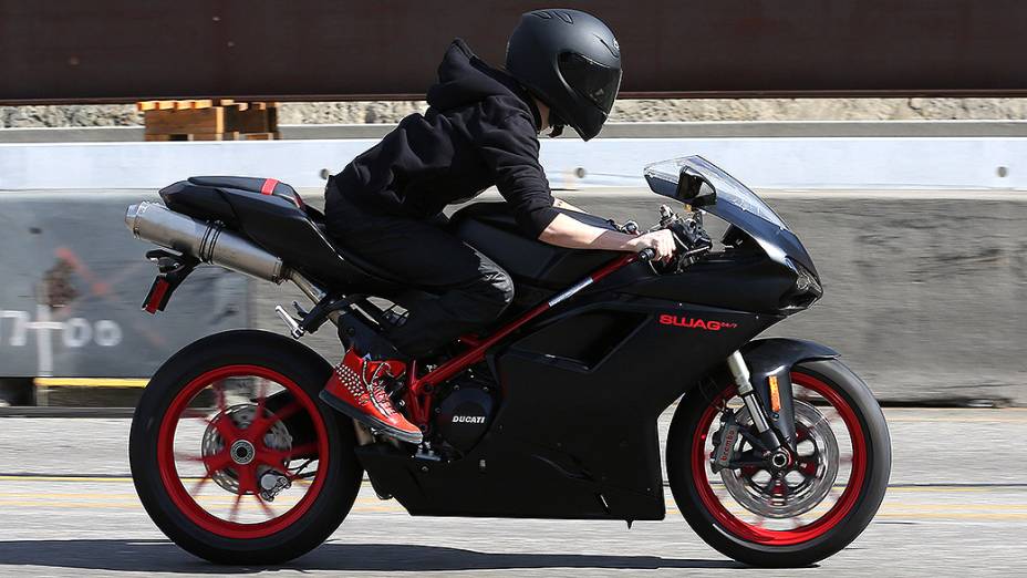 Justin Bieber com sua Ducati Superbike 848 EVO de 20.000 dólares, em Los Angeles (EUA)