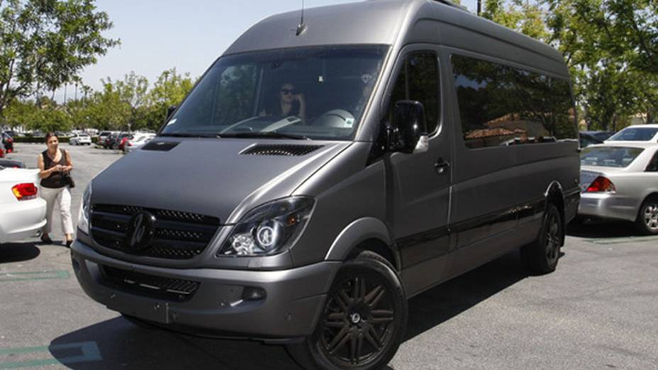 Para variar, outro modelo em preto fosco. Desta vez, uma van Mercedes-Benz Sprinter, que Bieber usa para ir aos locais de seus shows