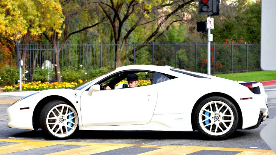 Bieber manobra sua Ferrari 458 Italia branca