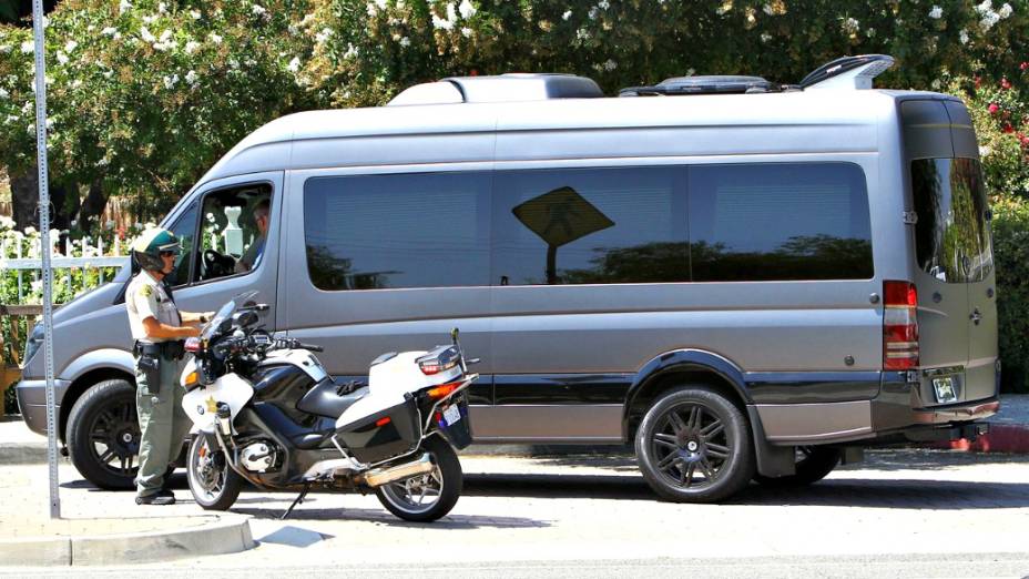 Para variar, outro modelo em preto fosco. Desta vez, uma van Mercedes-Benz Sprinter, que Bieber usa para ir aos locais de seus shows