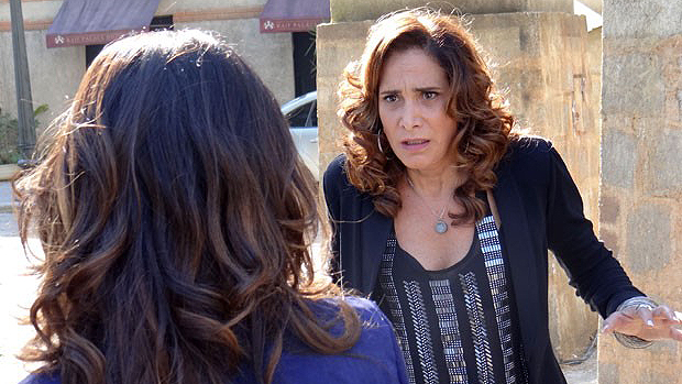 Durante a fuga, Wanda (Totia Meirelles) dá de cara com Morena (Nanda Costa)