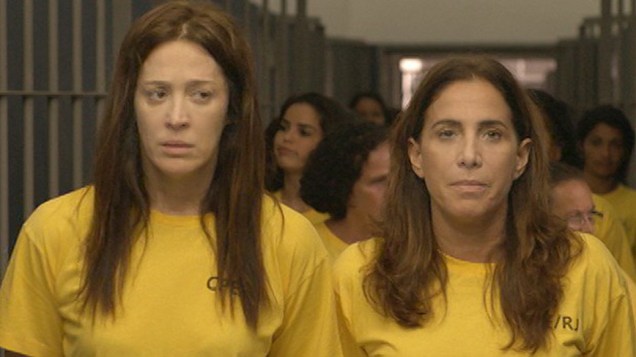 Lívia (Cláudia Raia) e Wanda (Totia Meirelles) viram colegas de cela