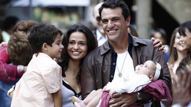Morena (Nanda Costa) e Théo (Rodrigo Lombardi) ficam felizes com seus dois filhos