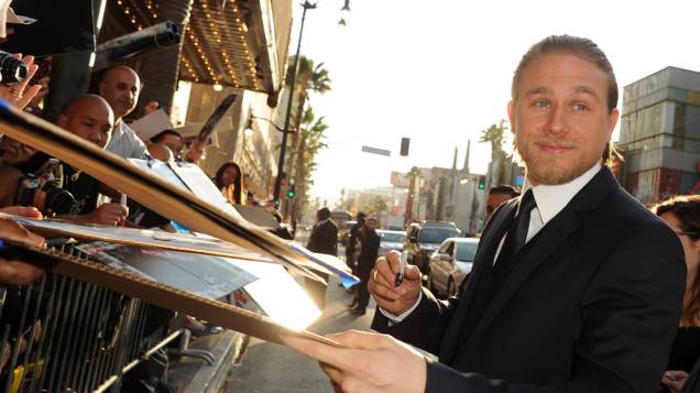 Charlie Hunnam dá autógrafos antes da estreia do filme Círculo de Fogo
