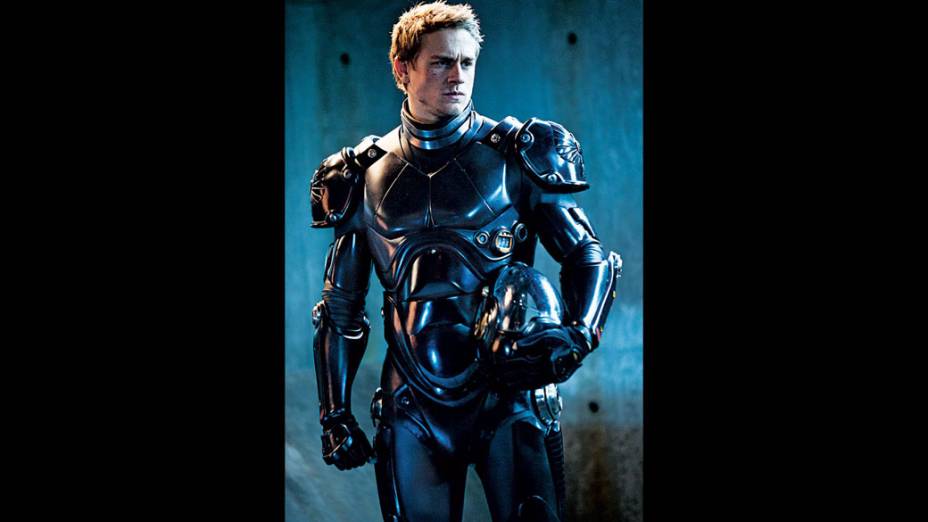 O ator Charlie Hunnam no filme Círculo de Fogo, ótima produção de Guillermo del Toro