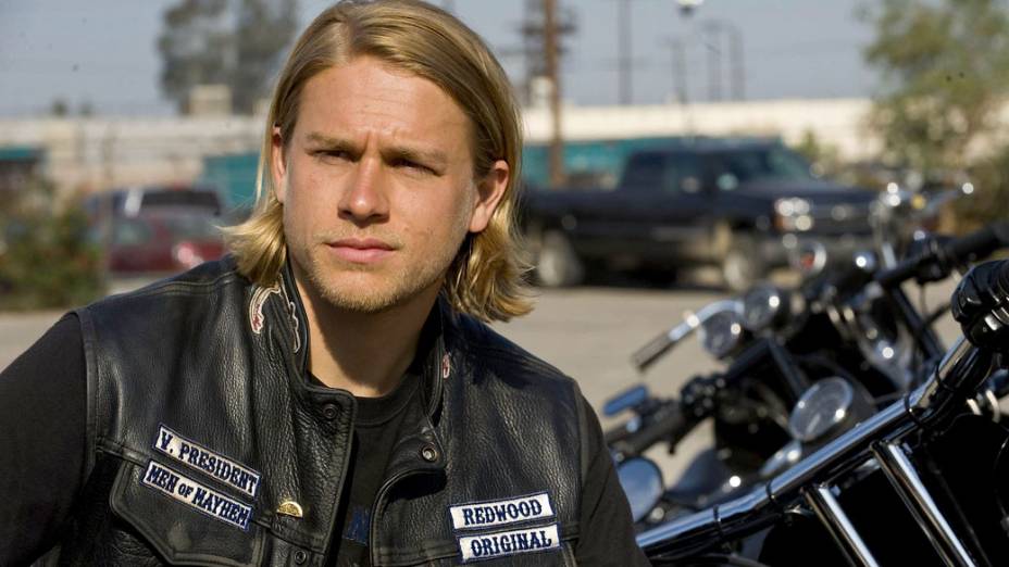 O ator Charlie Hunnam na série Sons of Anarchy, do canal FX