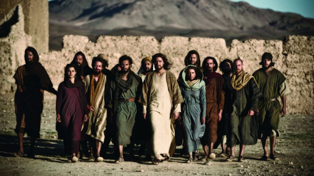 Jesus (Diogo Morgado) e seus seguidores em cena da série A Bíblia