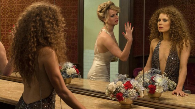 As atrizes Amy Adams e Jennifer Lawrence no filme Trapaça